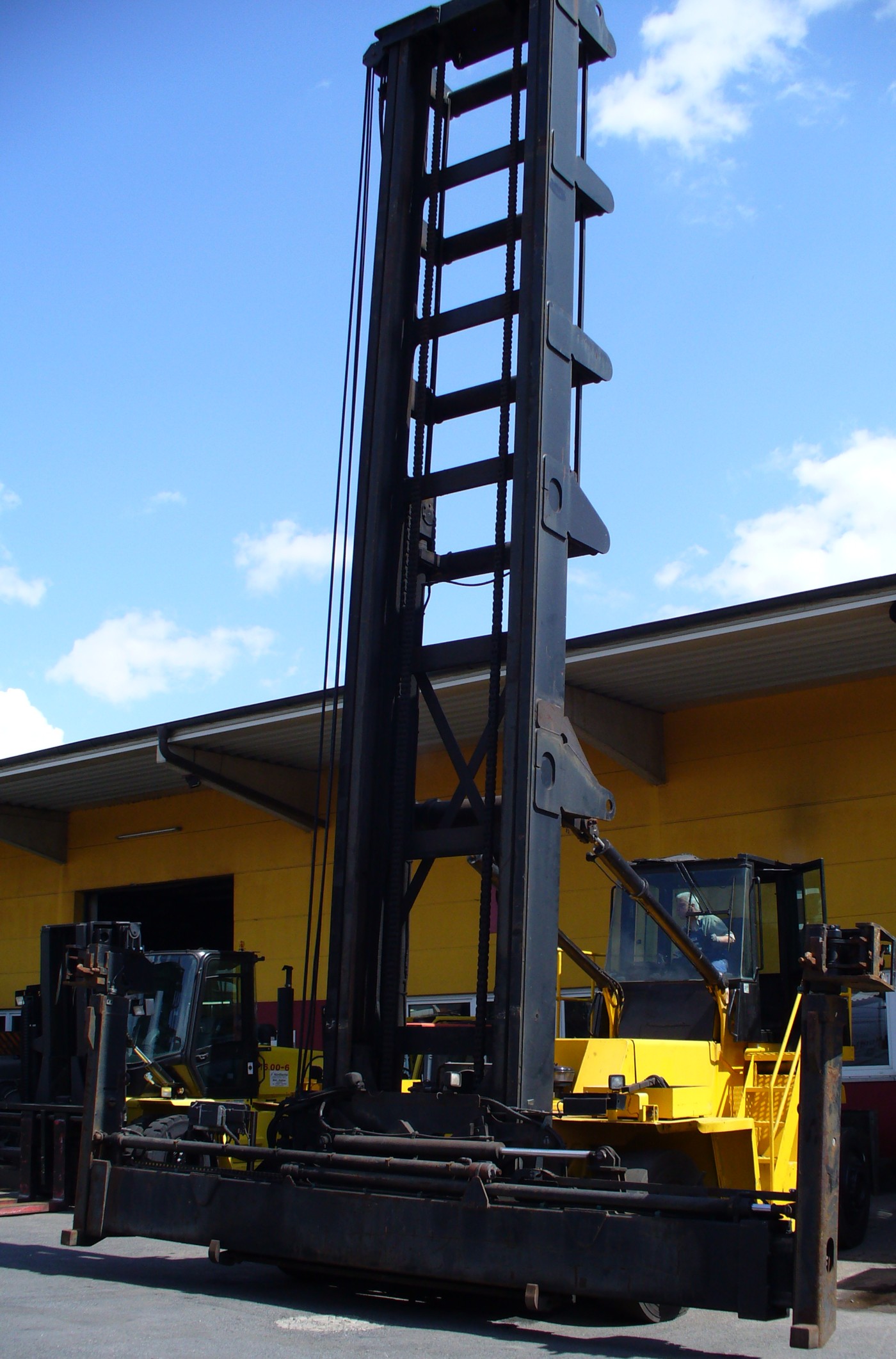 empty container-handler Hyster H18.00XM-12EC year 1998 2.JPG